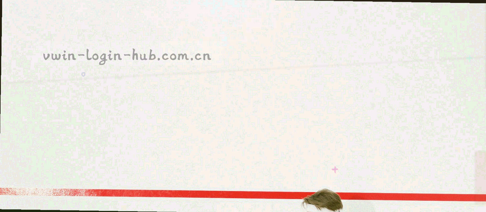 夜间球场灯光长曝，重复灯带形成对角线光轨，画面中没有人物